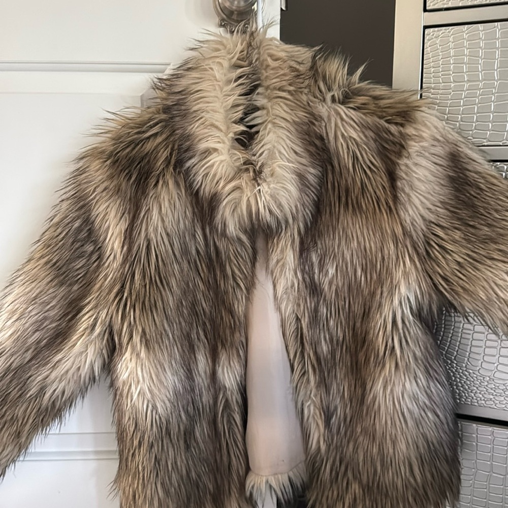 Ci Sono Faux Fur Collection 
Size Large 
Tear on inside of sleeve